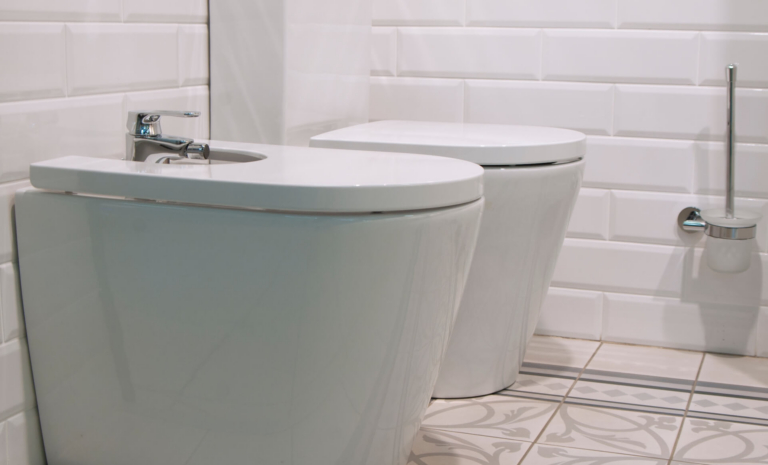 Bidet czy toaleta myjąca – co wybrać?