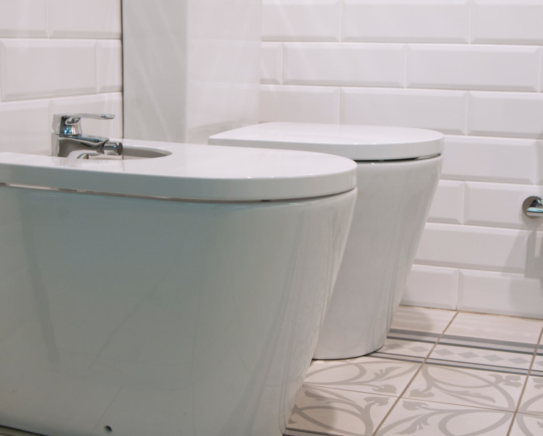 Bidet czy toaleta myjąca – co wybrać?