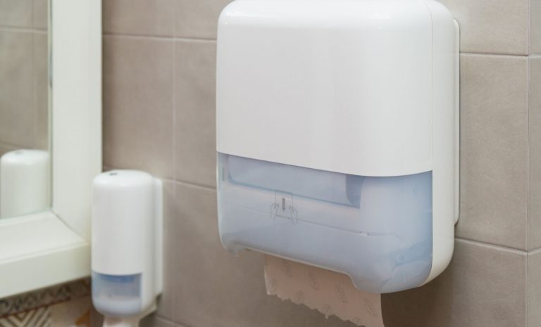 Jaki podajnik do ręczników papierowych wybrać? Poradnik