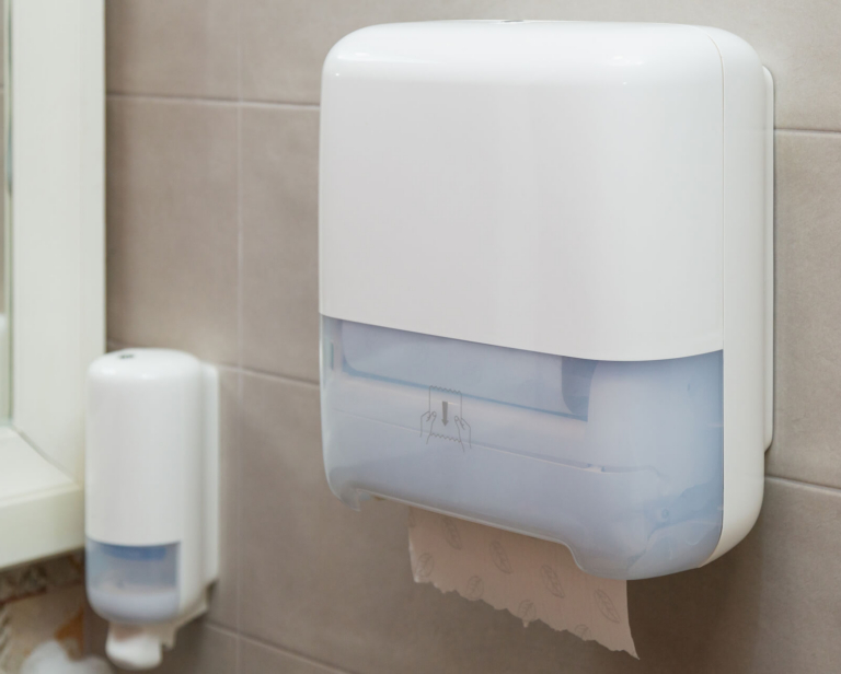 Jaki podajnik do ręczników papierowych wybrać? Poradnik