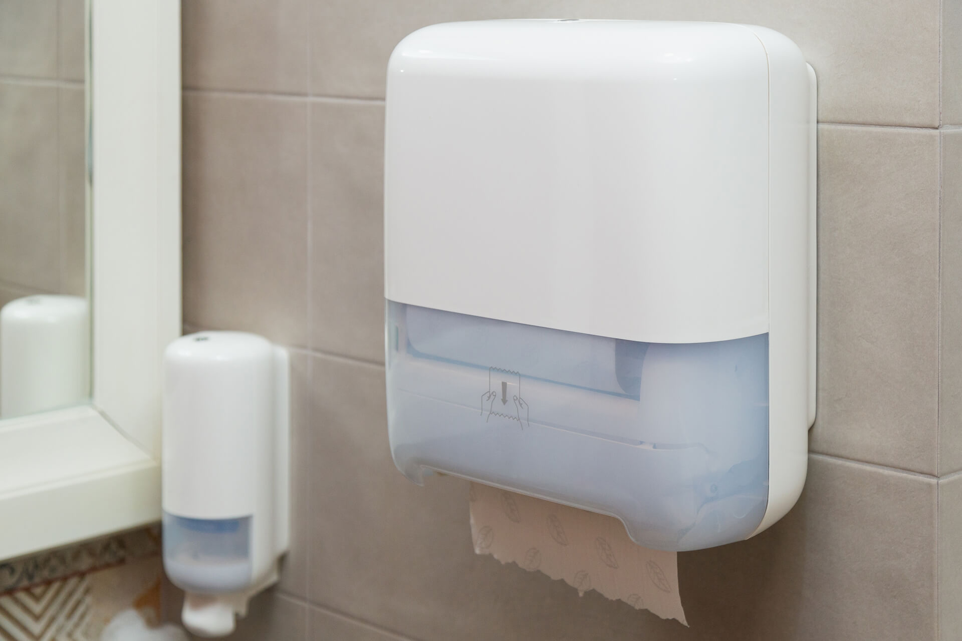 Jaki podajnik do ręczników papierowych wybrać? Poradnik